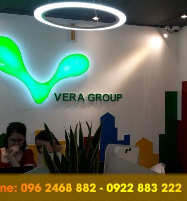 mau backdrop len tan vera 370x398 - Công trình backdrop quầy lễ tân tại công ty Vera Group